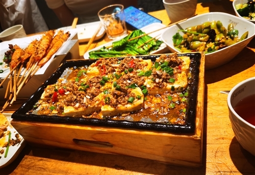 晚上和朋友吃宵夜发朋友圈句子(精选29句)
