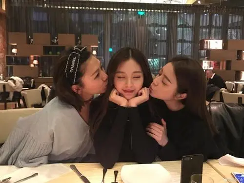 众多姐妹聚会发朋友圈说说