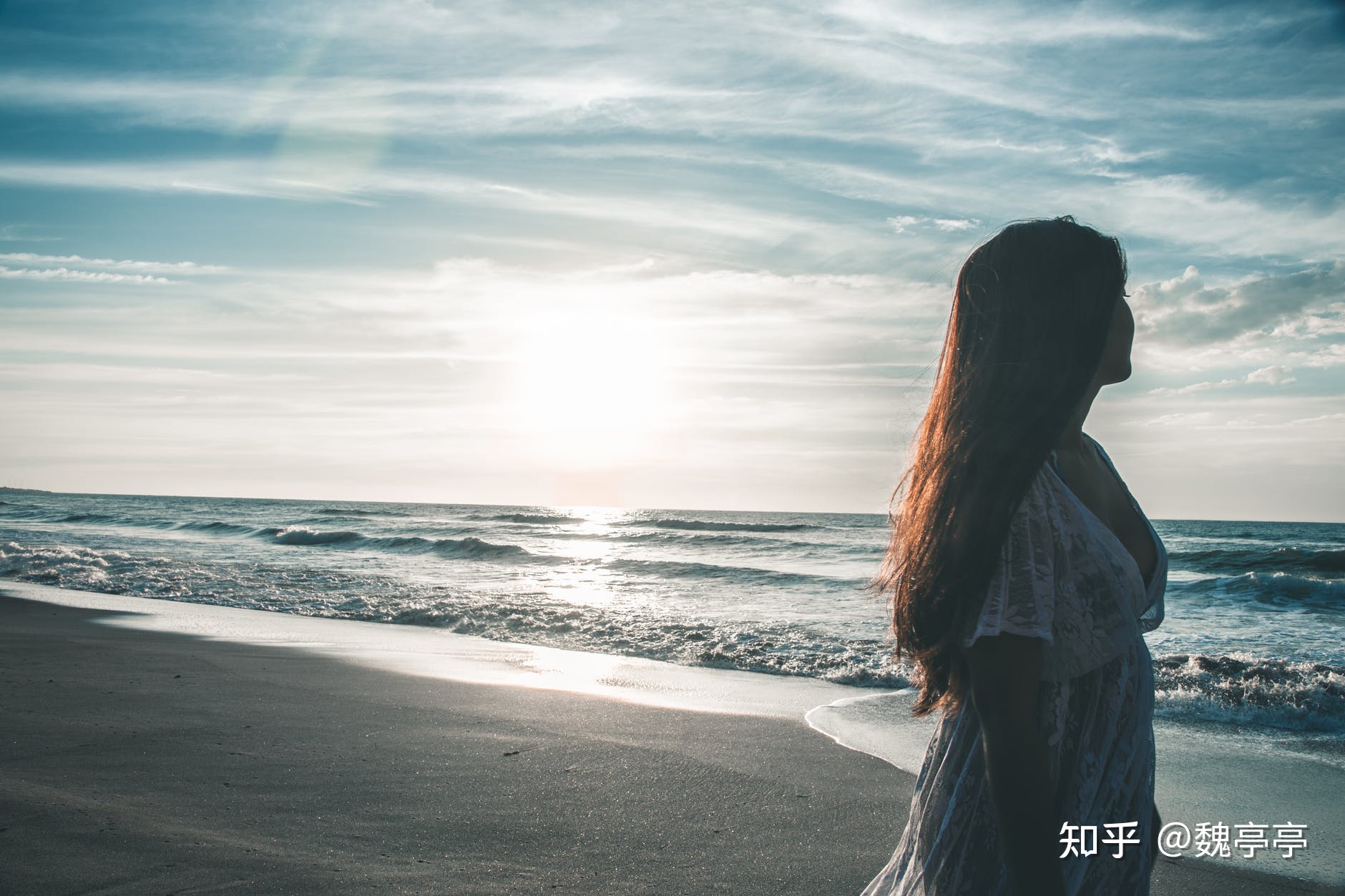 女人暗恋一个人，通常会有这些“娇羞”模样