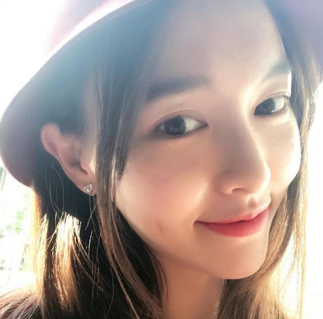 配自拍的精致句子女