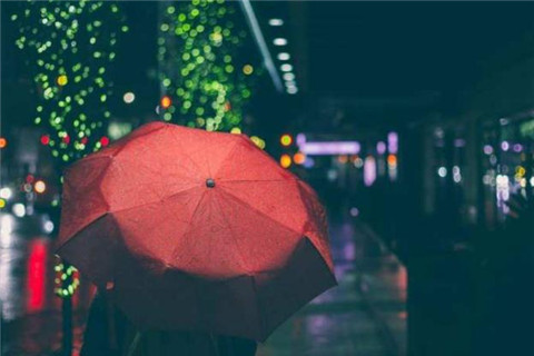 发朋友圈的下雨天精美句子 适合下雨天发的朋友圈说说经典