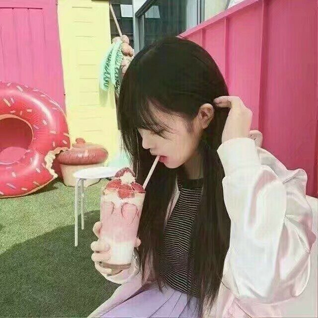 夸一个女生青春美丽的句子