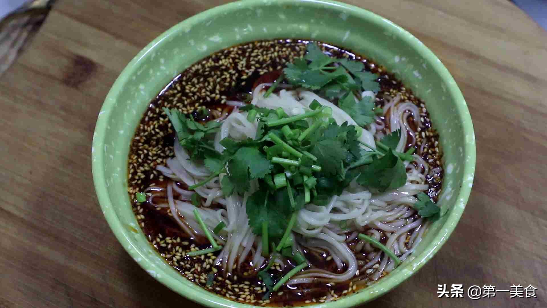 想吃酸辣粉不会做？厨师长教你地道的酸辣粉做法，酸辣爽口很简单