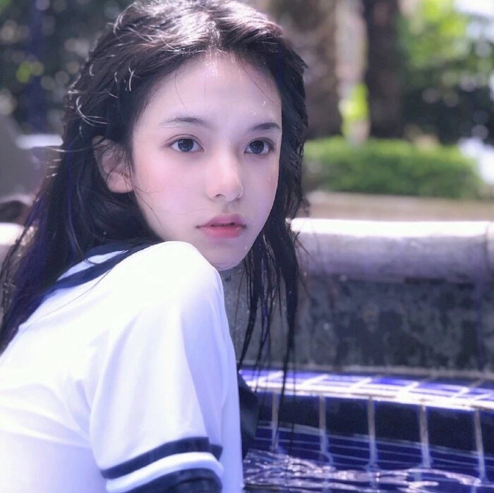 夸女生文艺的句子