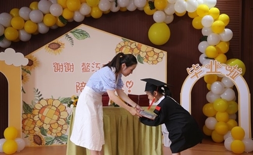 适合家长发圈的幼儿园毕业简短语(精选28句)
