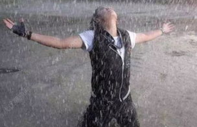 下雨天的心情带字图片