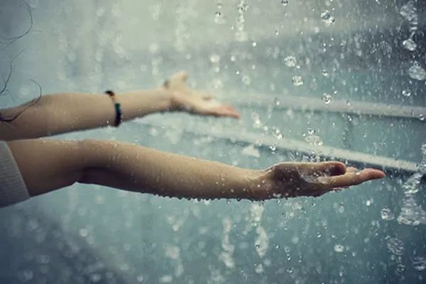 下雨天的图片 适合发朋友圈的短句