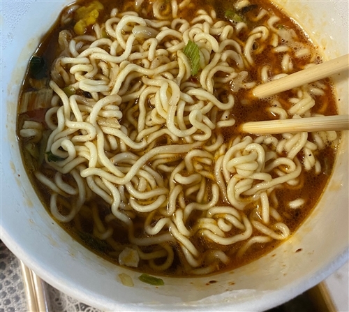 深夜吃泡面宵夜发朋友圈的句子(27句)
