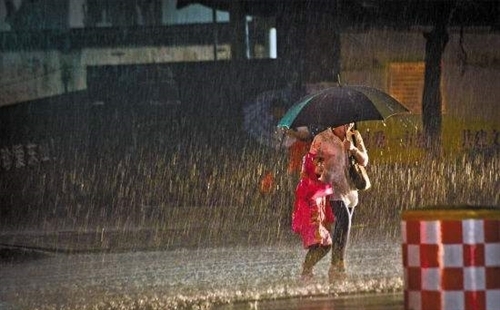 形容下大雨的句子发朋友圈(精选30句)
