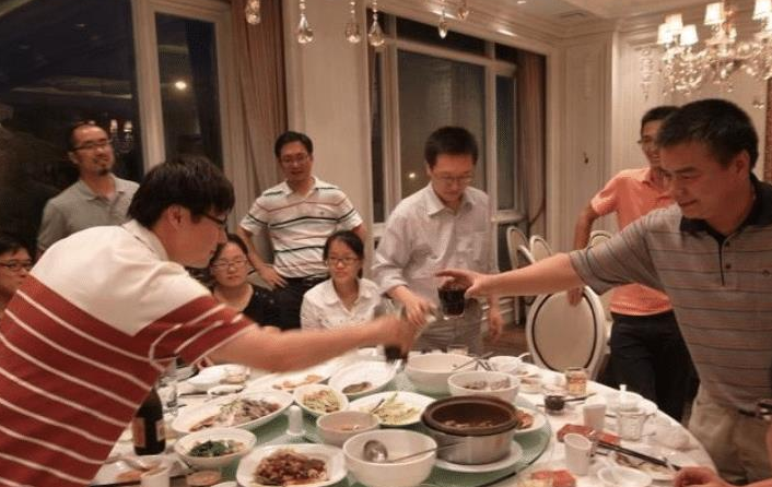 好朋友聚餐的有趣说说 朋友聚会发圈吸引人的句子