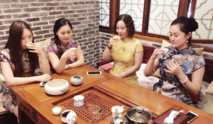 好朋友聚餐的有趣说说 朋友聚会发圈吸引人的句子