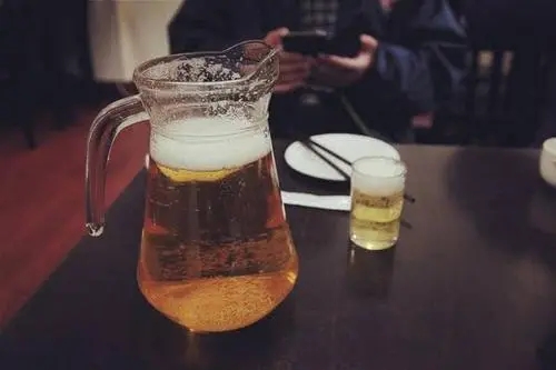女人开心喝酒的句子