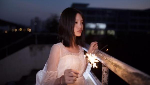 对人心寒的句子 炉热心寒风破水,难得阆苑小涟漪