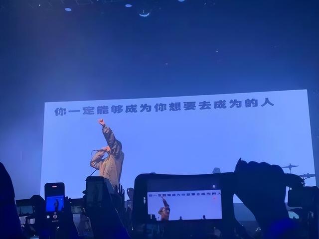 情感纠结迷茫的文案(情感文案图片)