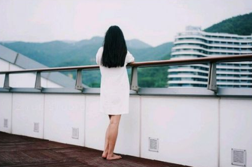 伤感流泪心痛的句子带图片