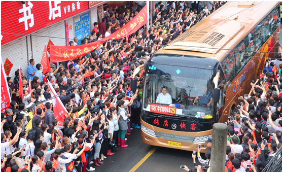 2018毛坦厂中学万人送考场面壮观