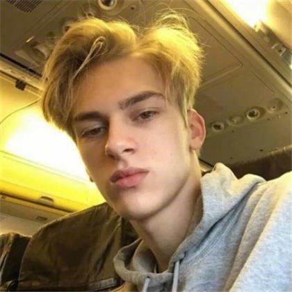 安慰男生工作很辛苦的暖心话 关心男生的暖心句子
