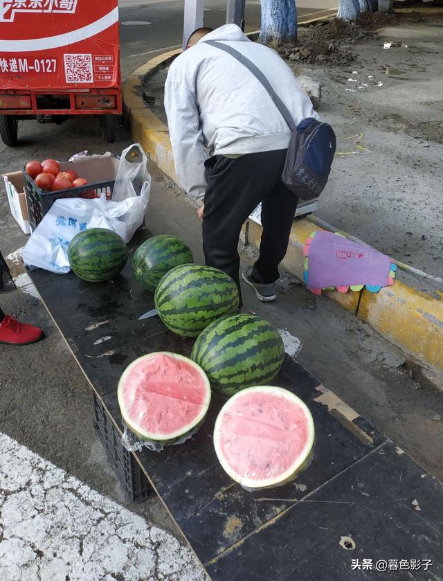 地摊，早市人来人往很热闹，看看效益咋样，啥东西最火好出手