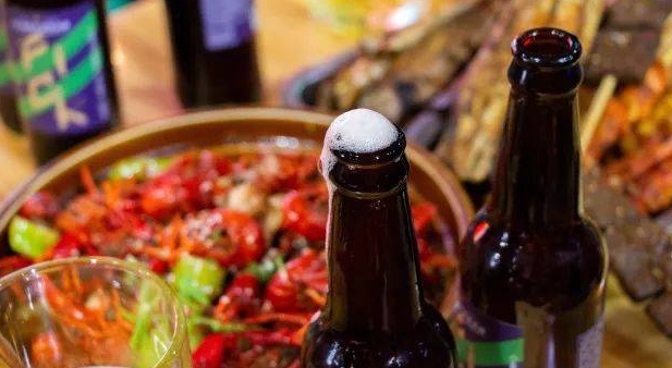深夜吃小龙虾喝酒发朋友圈