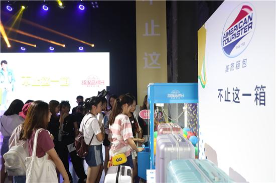 新秀丽集团四大品牌齐聚，美旅品牌代言人吴磊亮相新品发布会