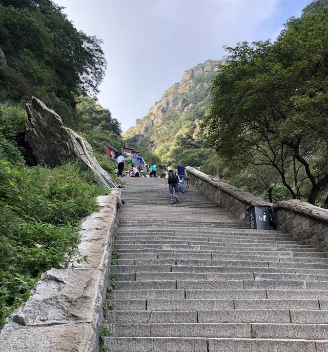 泰山海拔不足2000米，景色不如华山，为什么却是“五岳之首”？