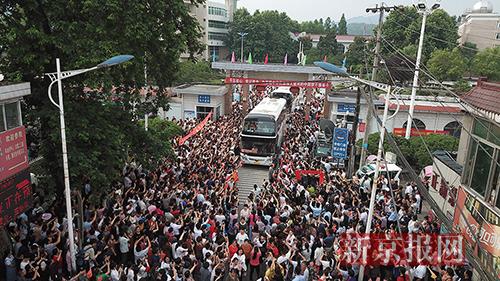 2018毛坦厂中学万人送考场面壮观