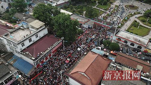 2018毛坦厂中学万人送考场面壮观