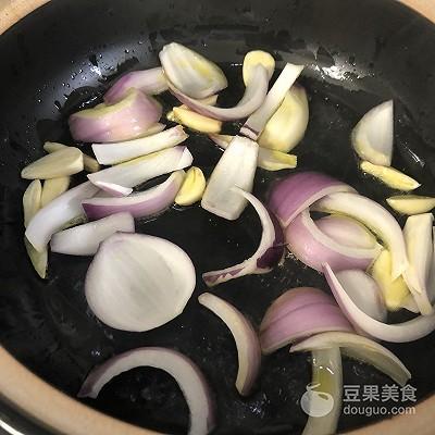 酥五花泡菜汤的做法