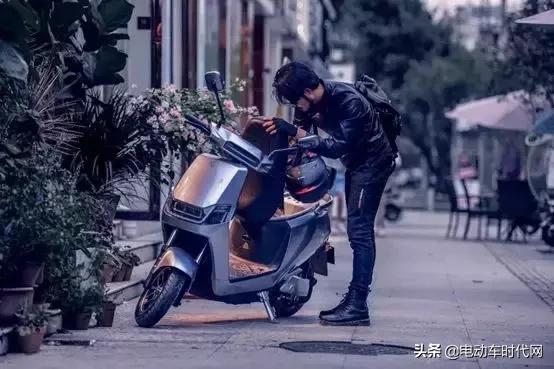 爱玛N300、雅迪G5、台铃LION狮子，行业三巨头刺刀见红