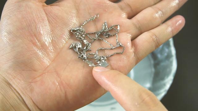 清洗银饰最省钱的方法，几毛钱成本就能轻松搞定，看完都去试一试