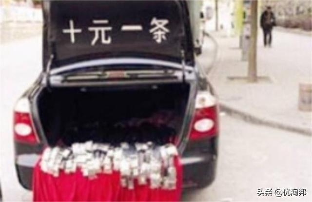 现在很多开车摆摊的，什么情况？是捞外快吗？