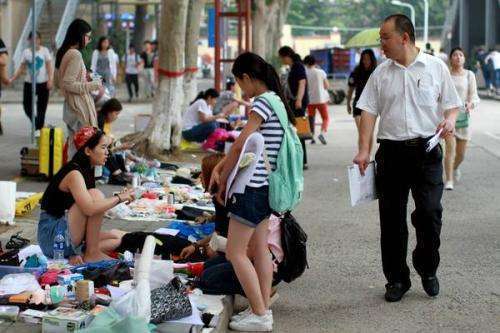 利用业余时间摆摊，卖点什么最好？秘密终于被说出