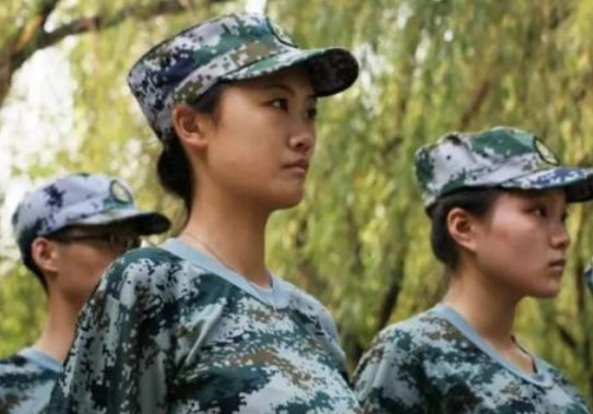 军训女生扎什么发型最适合