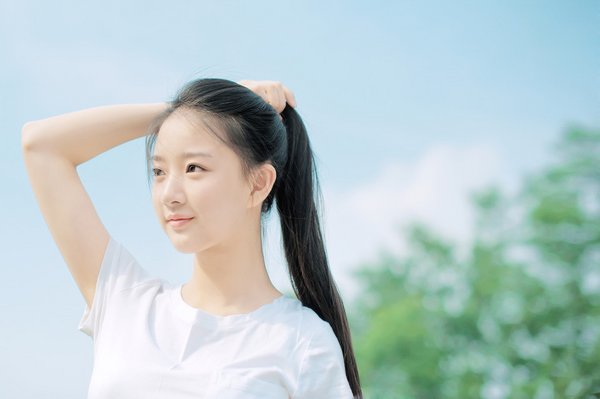 QQ经典心情说说 每个人心里，都有个过不去的人(精选23句)