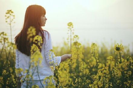 qq个性说说伤感 别让自己委屈因为没有人关心你(精选27句)