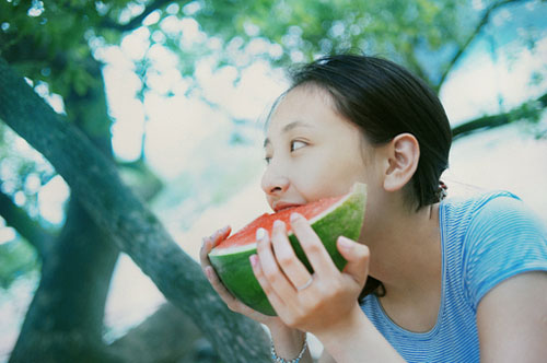 qq伤感留言句子 不怕别人看不起，就怕自己不努(精选22句)