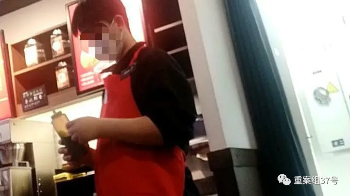 全球知名咖啡品牌星巴克：过期抹茶液反复用，食材过期前十分钟换标签，报废糕点再上架，吧台毛巾擦垃圾桶