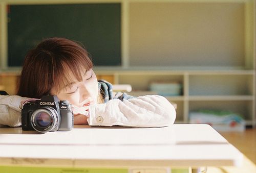 纵然伤心，也不要愁眉不展，因为你不知是谁会(精选19句)