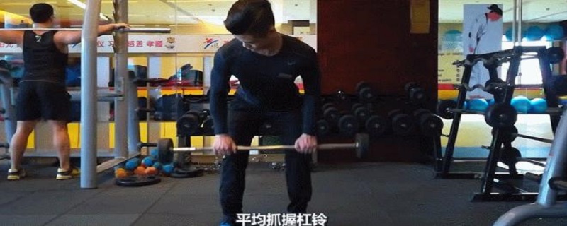 杠铃大腿内侧训练动作