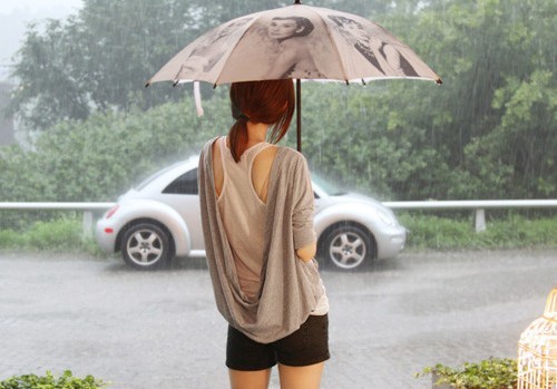 眼睛为她下着雨，心却为她打着伞，这就是爱情(精选18句)