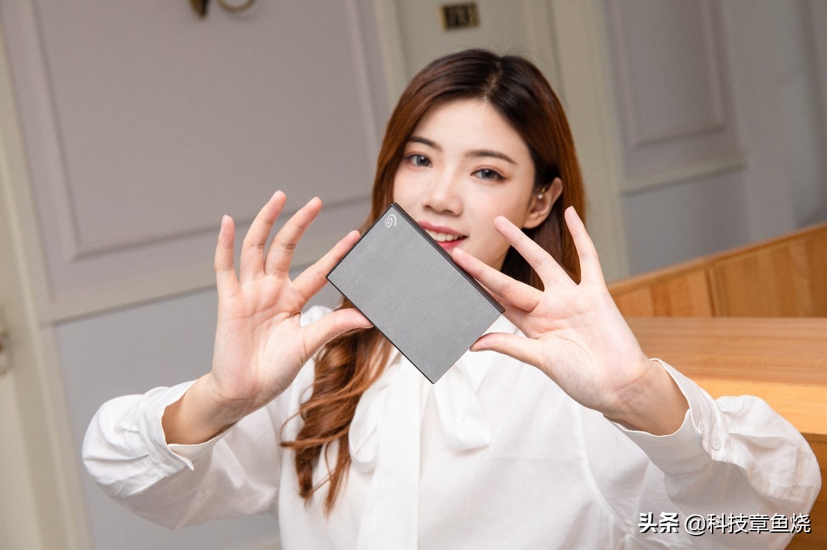 选购移动硬盘，这款希捷铭系列加密满足你的颜值控