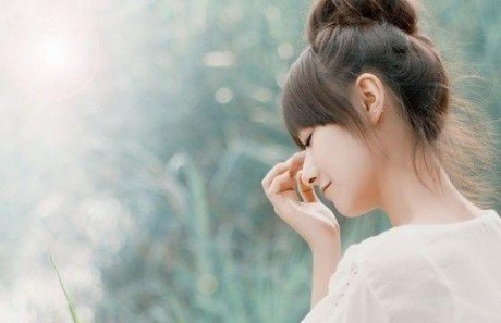 古风短句子 终是谁使弦断，花落肩头，恍惚迷离(精选27句)
