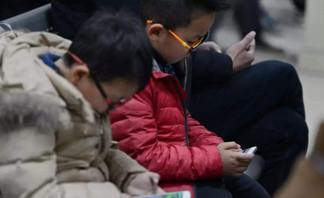 让孩子放下手中的手机！华为生态智能华容道，好玩不伤眼更益智