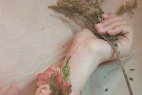 2022微信网名经典女唯美伤感 季末那惨淡苍白的回