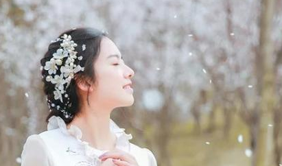 女生网名唯美小清新短小精简 伊人浅笑最倾城(精选99句)