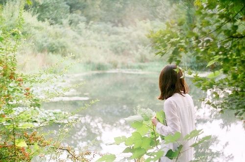 很现实也很无奈的女生网名 没心没肺一贯是我的(精选55句)