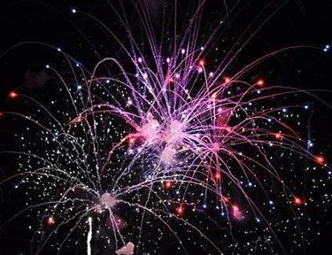 春节晚上放烟花的搞笑句子 2022新年放烟花的开心