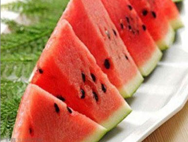 夏季吃西瓜的搞笑说说 夏季吃西瓜发朋友圈的短(精选21句)