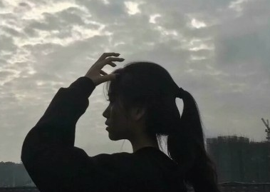 爱情说说伤感心酸大全 我对你向往但不抱希望(精选18句)