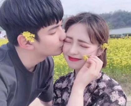 领结婚证发朋友圈的说说大全 晒结婚证的经典幸(精选13句)